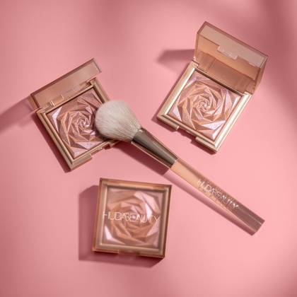 Huda Beauty N.Y.M.P.H. Cheek Blush & Glow Brush