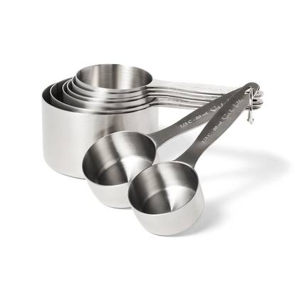 Sur la table Stainless Steel Measuring Cups, Set of 8